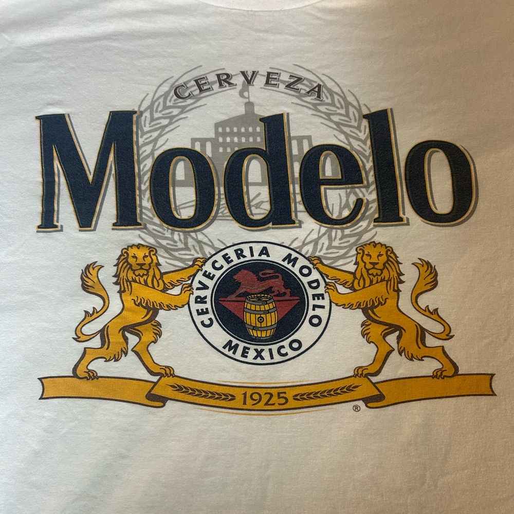 Modelo Graphic T-Shirt